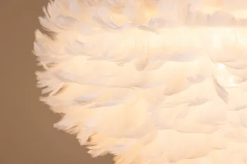 Nicola Pendellampa 30 cm - Vit - Products - Belysning - Lampor & belysning inomhus - Designlampor - Fjäderlampa