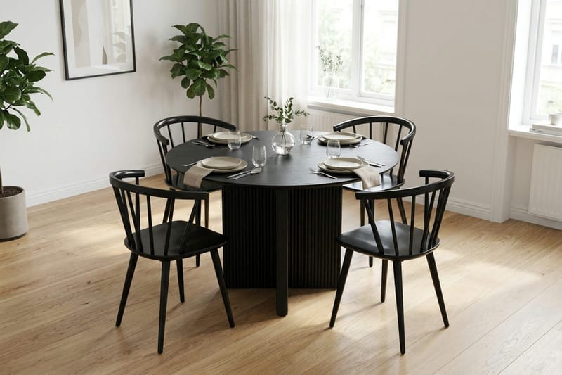 Edda Matgrupp runt 110 cm Svart med 4 Tyrö Matstolar - Svart - Products - Möbler - Bord & matgrupp - Matgrupp