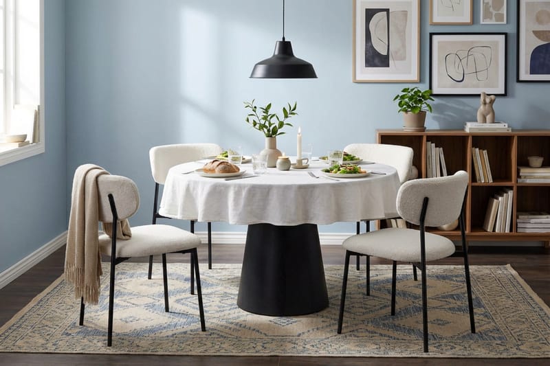 Siena Matgrupp runt 110 cm Svart med 4 Lucy Matstolar - Svart - Products - Möbler - Bord & matgrupp - Matgrupp