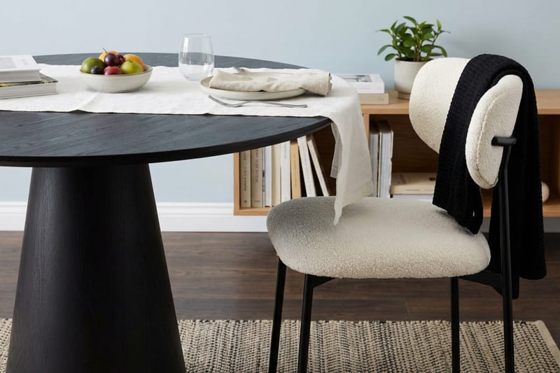 Siena Matgrupp runt 110 cm Svart med 4 Lucy Matstolar - Svart - Products - Möbler - Bord & matgrupp - Matgrupp