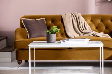 Howard Riviera 2-sits Sammetssoffa - Mörkgul - Products - Möbler - Soffa - Sammetssoffa