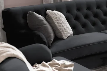 Howard Riviera 3-sits Svängd Sammetssoffa - Svart - Products - Möbler - Soffa - 3 sits soffa