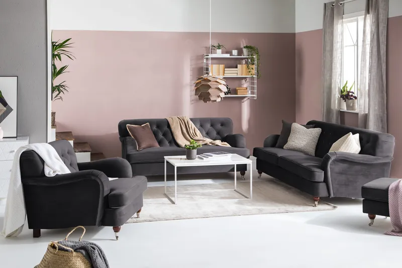 Howard Riviera Soffgrupp 3-sits + 2-sits Soffa + Fåtölj + Fotpall i Sammet - Mörkgrå - Products - Möbler - Soffa - Soffgrupp - Howard soffgrupp