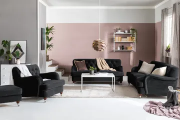 Howard Riviera Soffgrupp Svängd 3-sits + 2-sits Soffa + Fåtölj + Fotpall i Sammet - Svart - Products - Möbler - Soffa - Soffgrupp - Howard soffgrupp
