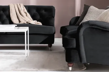 Howard Riviera Soffgrupp Svängd 3-sits + 2-sits Soffa + Fåtölj + Fotpall i Sammet - Svart - Products - Möbler - Soffa - Soffgrupp - Howard soffgrupp