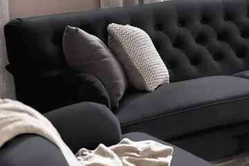 Howard Riviera Soffgrupp Svängd 3-sits + 2-sits Soffa + Fåtölj + Fotpall i Sammet - Svart - Products - Möbler - Soffa - Soffgrupp - Howard soffgrupp