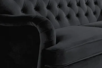 Howard Riviera Soffgrupp Svängd 3-sits + 2-sits Soffa + Fåtölj + Fotpall i Sammet - Svart - Products - Möbler - Soffa - Soffgrupp - Howard soffgrupp