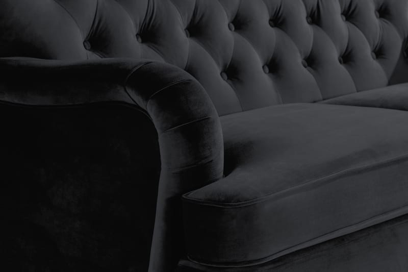 Howard Riviera Soffgrupp Svängd 3-sits + 2-sits Soffa + Fåtölj + Fotpall i Sammet - Svart - Products - Möbler - Soffa - Soffgrupp - Howard soffgrupp