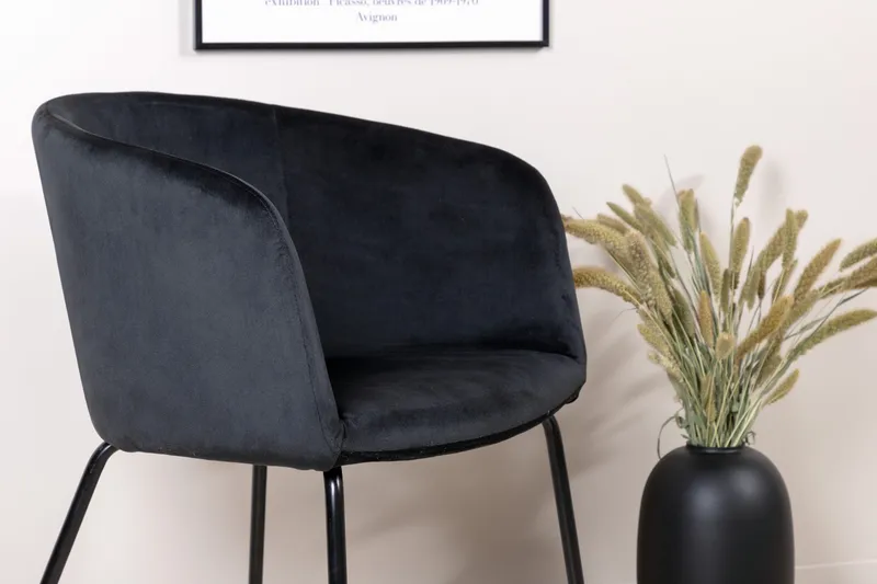 Berit Karmstol med Armstöd - Sammet/Svart - Products - Möbler - Fåtölj & stolar - Matstol & köksstol