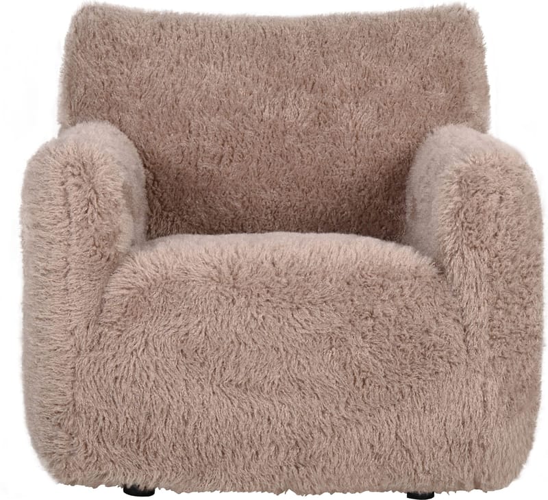 Fåtölj i fluffigt nougatfärgat tyg