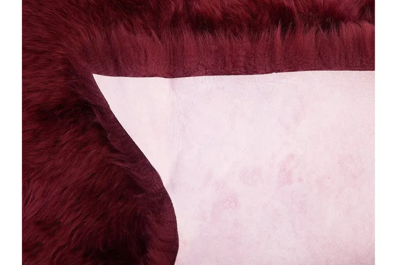 Uluru Fårskinn 65x110 cm - Röd - Products - Textil & mattor - Matta - Fäll & skinnmatta - Fårskinn & lammskinn