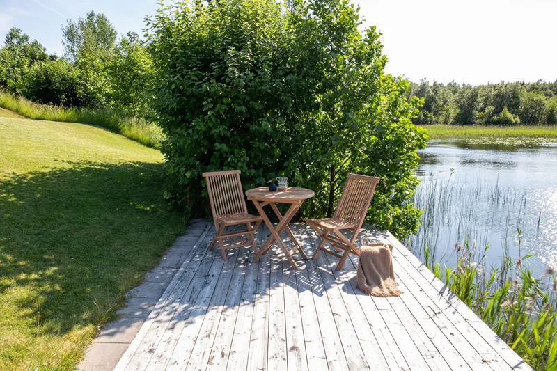 Kenya Cafégrupp Rund 70 cm + 2 Kenya Hopfällbar Stol, Brun