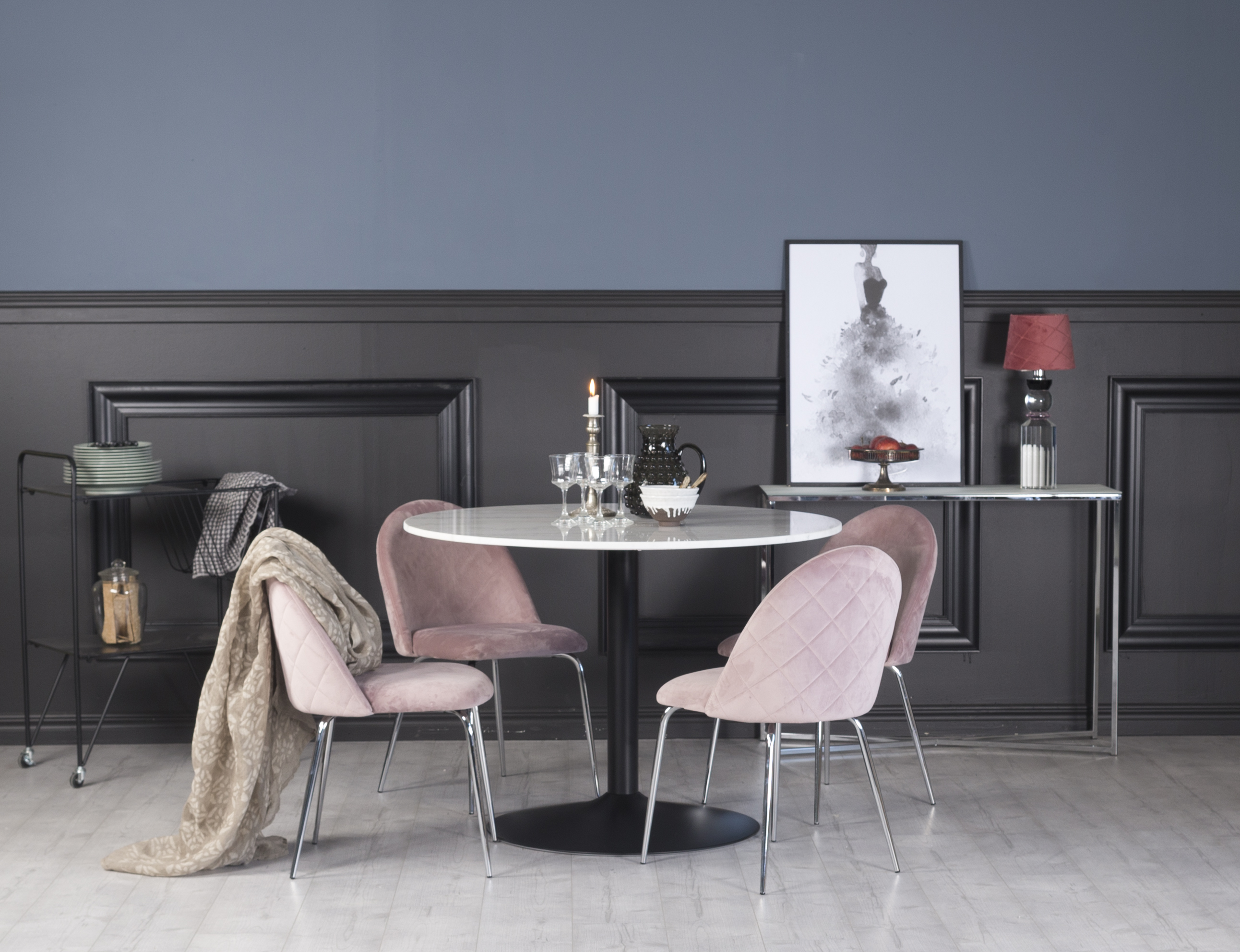 Plaza Esstischset, Marmortisch mit 4 Plaza Samtstühlen - Pink/Chrom/Schwarz Plaza Esstischset, Marmortisch mit 4 Plaza Samtstühlen - Pink/Chrom/Schwarz