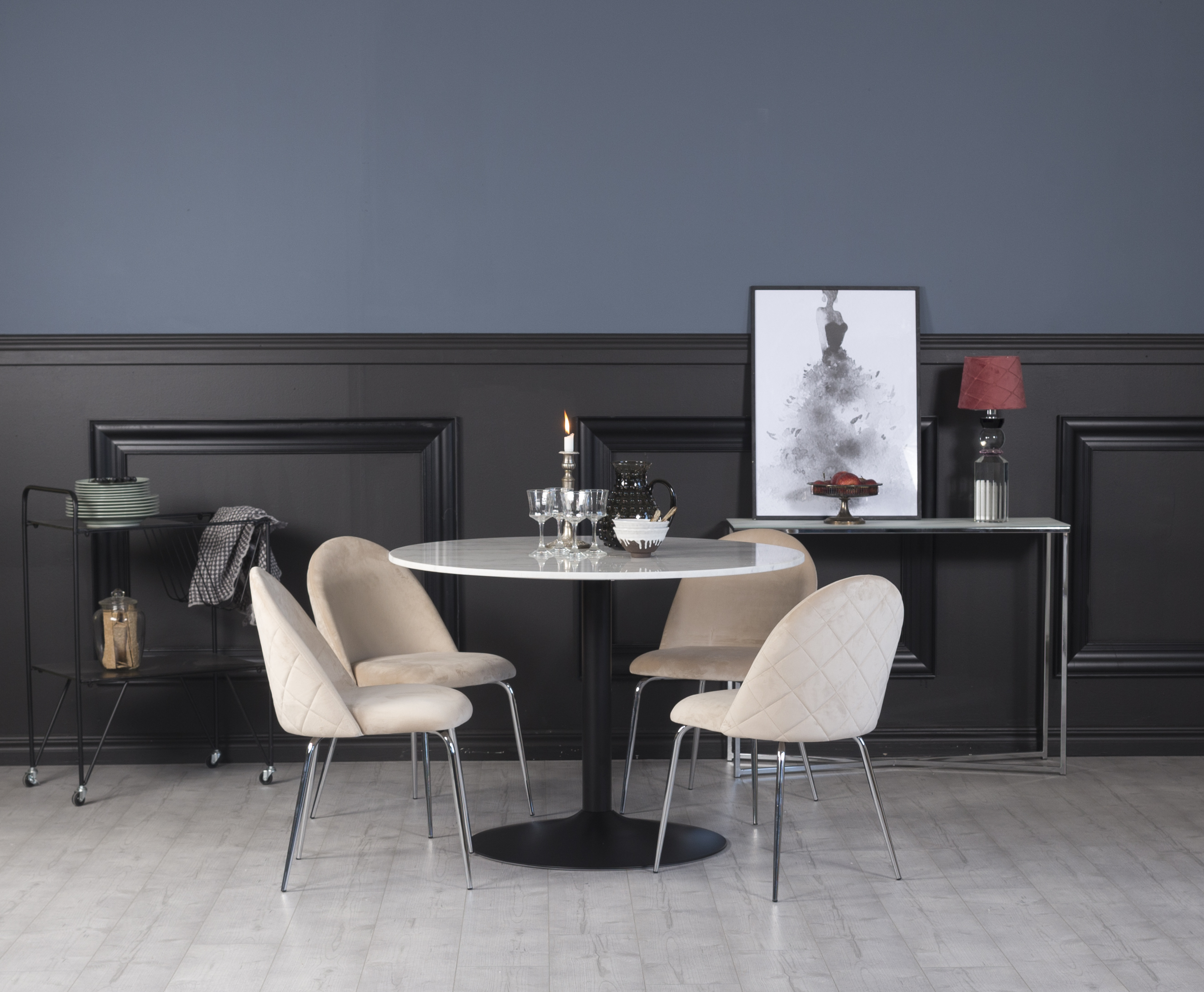 Plaza Esstischset, Marmortisch mit 4 Plaza Samtstühlen - Beige/Chrom/Schwarz Plaza Esstischset, Marmortisch mit 4 Plaza Samtstühlen - Beige/Chrom/Schwarz