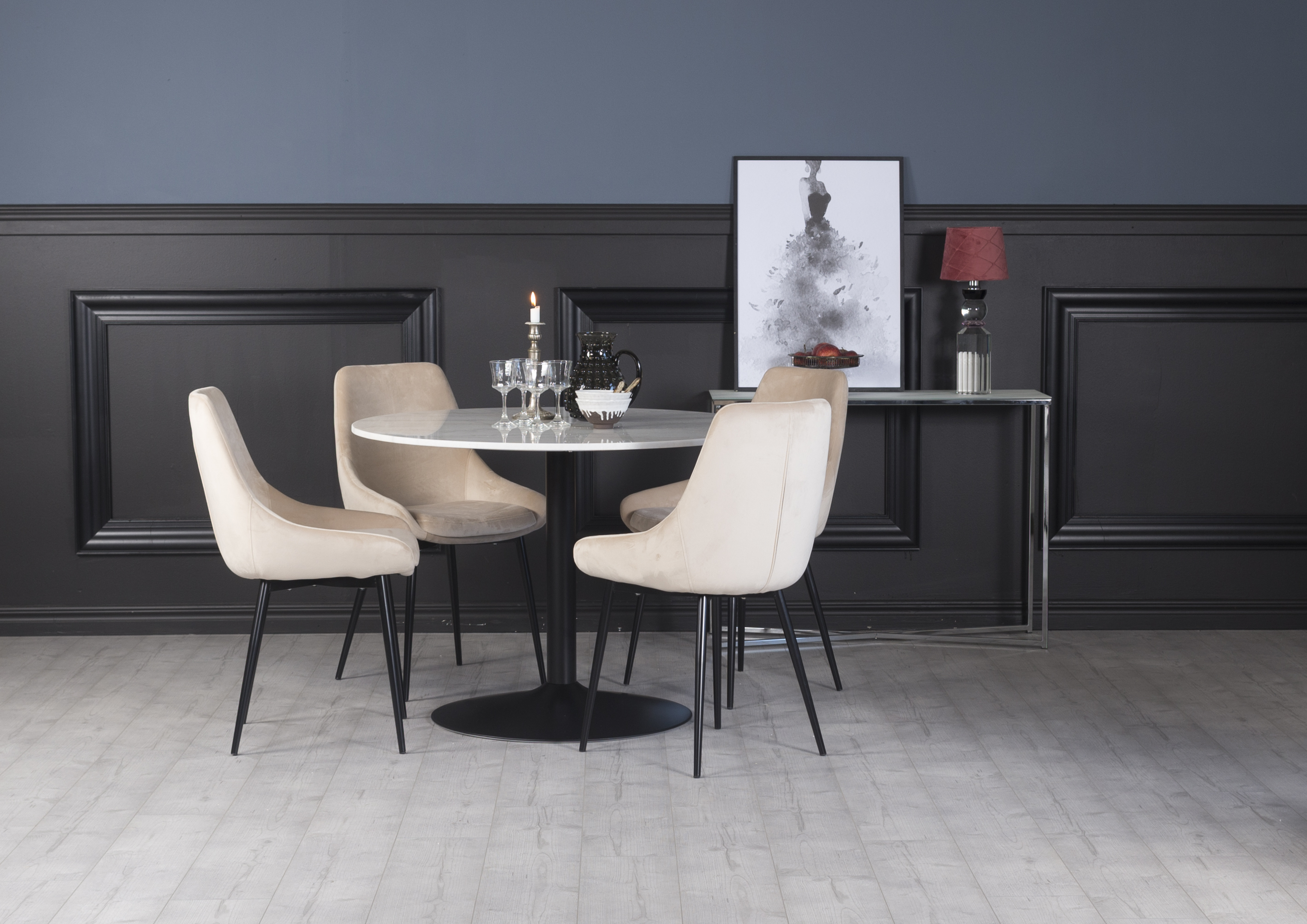 Plaza Essgruppe, Marmortisch mit 4 Theo Samtstühlen - Beige/Weiß/Schwarz + Möbelreinigung Plaza Essgruppe, Marmortisch mit 4 Theo Samtstühlen - Beige/Weiß/Schwarz + Möbelreinigung