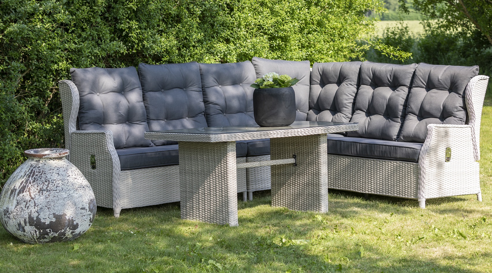 Wembley verstellbares Ecksofa mit Tisch - Leichtes synthetisches Rattan + Textilpflege f�r M�bel