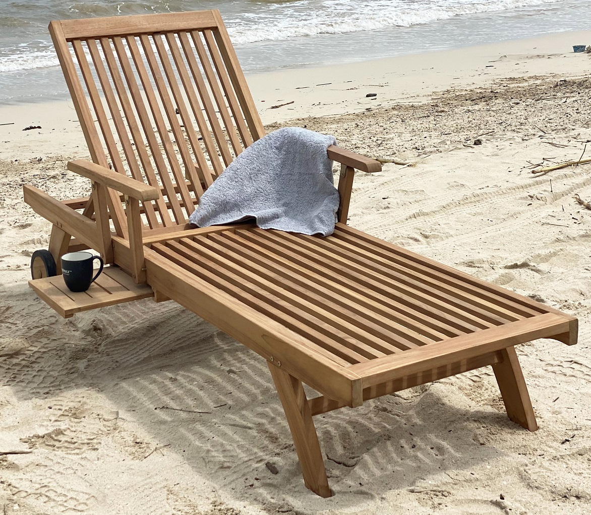 Teakholz-Liegestuhl mit Tablett und R�dern - Salt� + Holz�l f�r M�bel