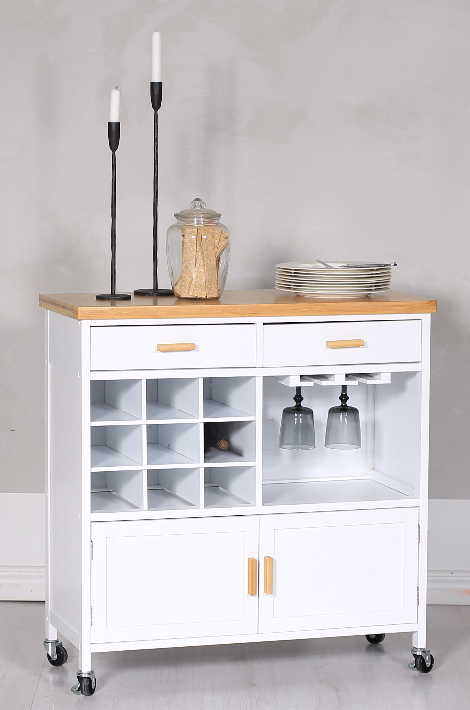 Wohnliche wei�e K�cheninsel mit Weinregal und Eichenplatte