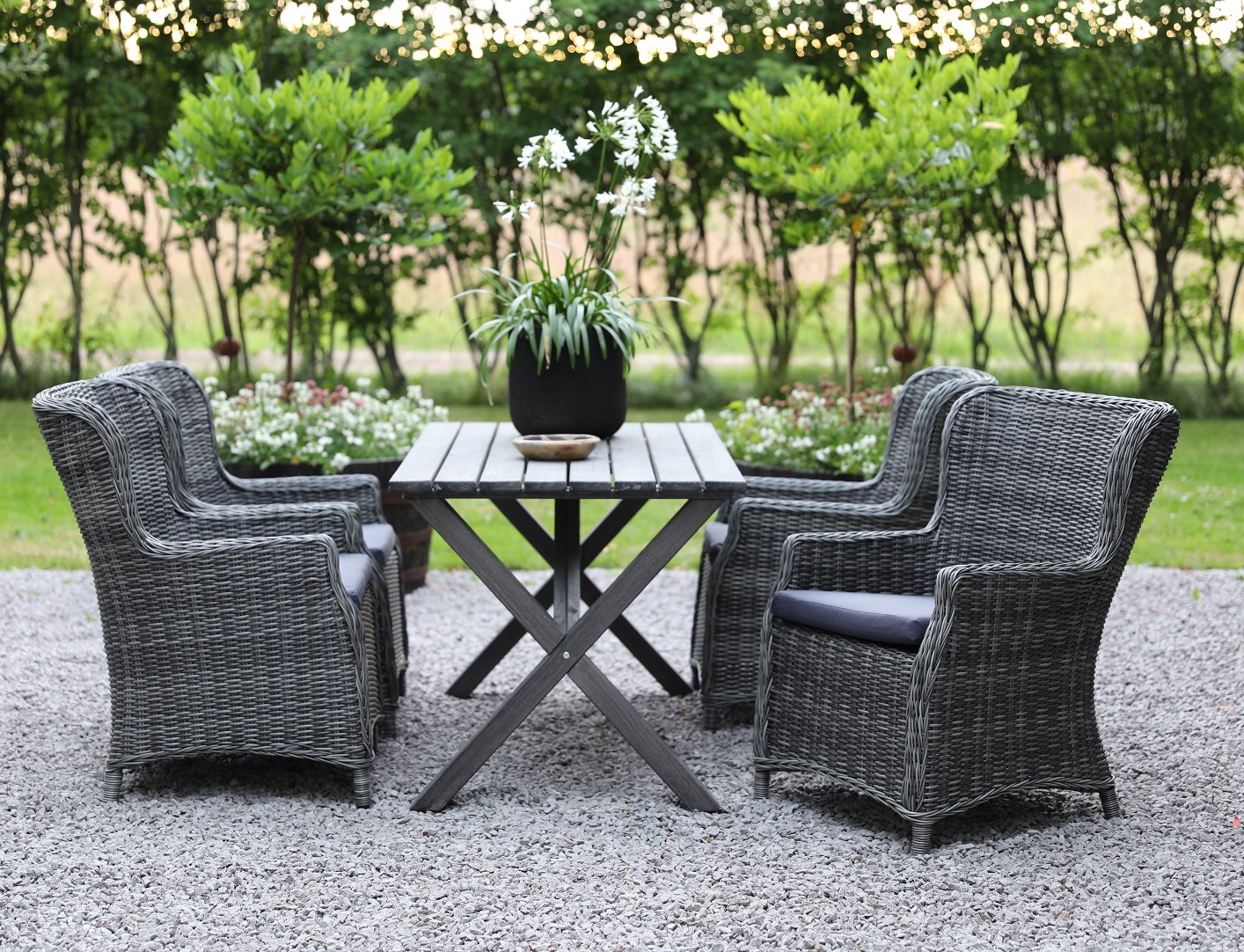 Esszimmergruppe Scottsdale Tisch 150 cm in Shabby Chic Grau inklusive 4 Jacksonville Sesseln in grauem Kunstrattan + Textilpflege f�r M�bel