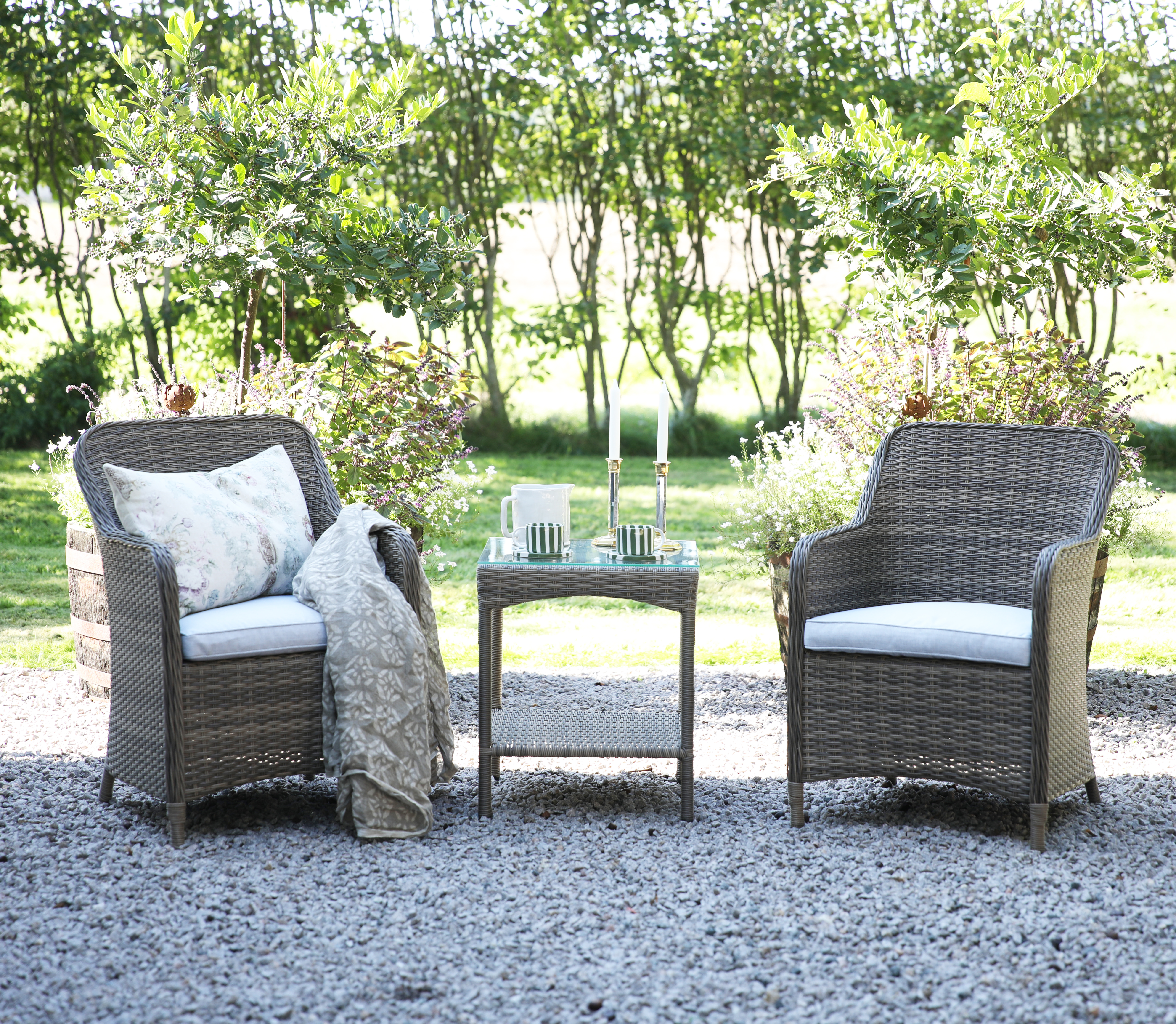 Mercury-Sessel mit Tisch aus k�nstlichem Rattan + M�belreinigung