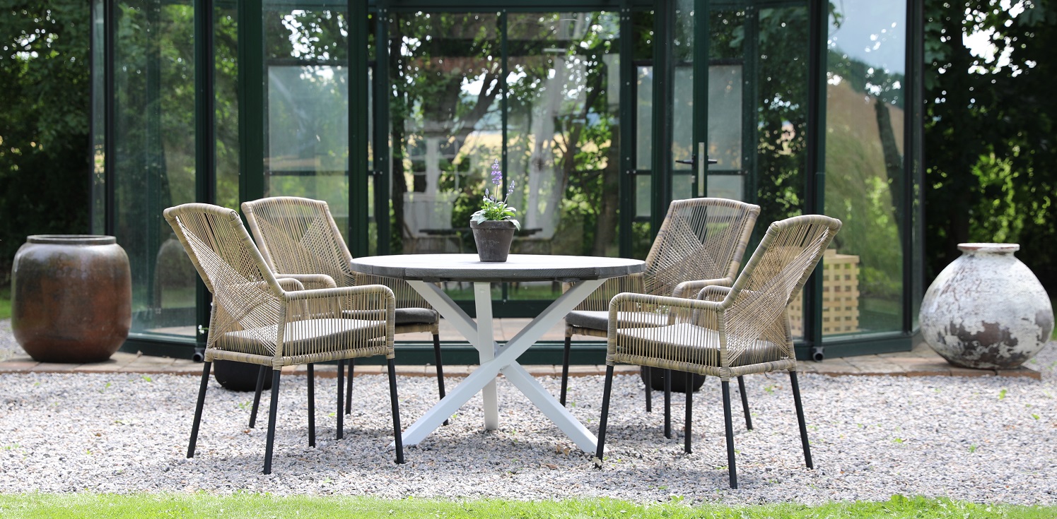 Ystad-Gestellstuhl - gedrehtes synthetisches Rattan/graues Kissen