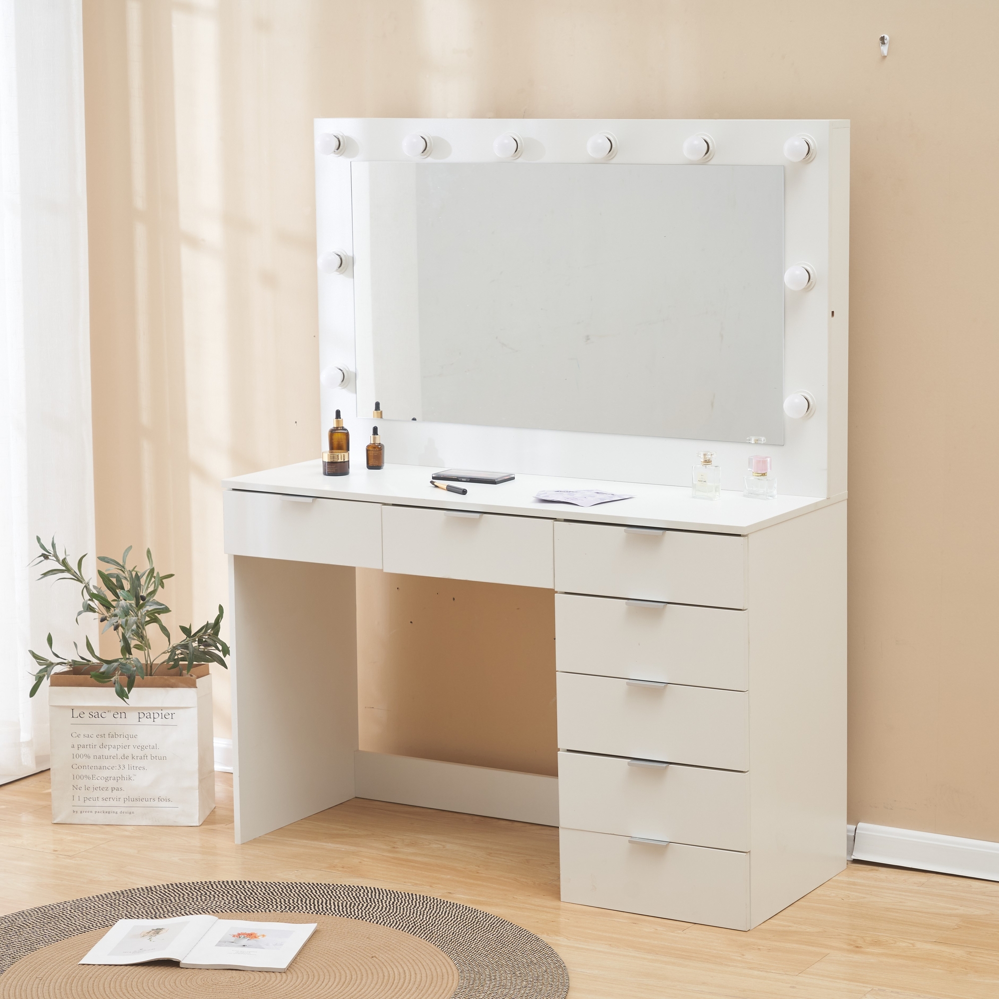 Schminktisch mit Beleuchtung und Stauraum / Gigi