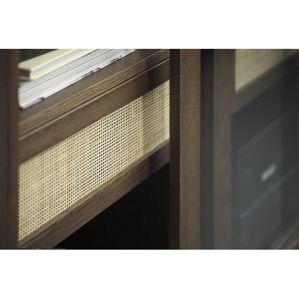 Yuma-Vitrine aus gerucherter Eiche mit Rattandetails