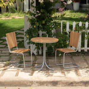 Möllan Balkonset in Teak: 2 Stühle mit rundem Tisch Möllan Balkonset in Teak: 2 Stühle mit rundem Tisch