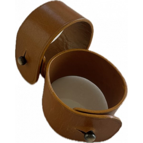 Serviettenring aus Leder mit Kugelschnalle Serviettenring aus Leder mit Kugelschnalle