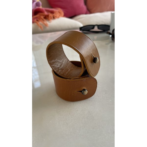 Serviettenring aus Leder mit Kugelschnalle Serviettenring aus Leder mit Kugelschnalle