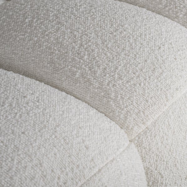 Fuhocker im klobigen Design