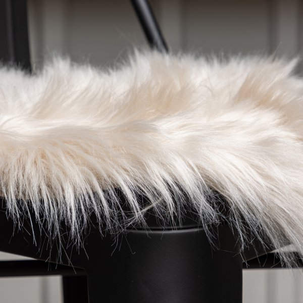 Katy Stuhlkissen 34 x 34 cm - Beigefarbenes Kunstfell Katy Stuhlkissen 34 x 34 cm - Beigefarbenes Kunstfell