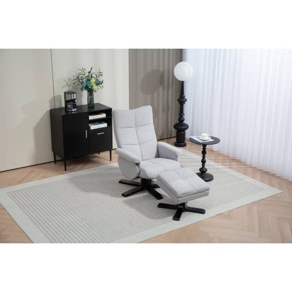 Verstellbarer Sessel mit Fuhocker