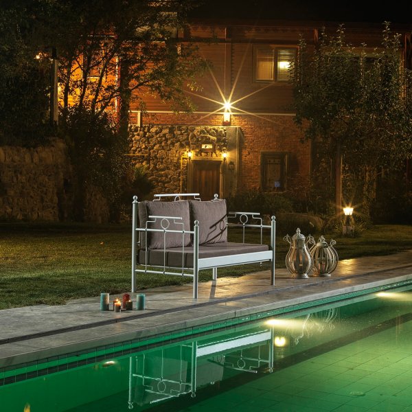 Hampus 2-Sitzer Outdoor-Sofa - Weiß/Braun + Textilreinigung für Möbel Hampus 2-Sitzer Outdoor-Sofa - Weiß/Braun + Textilreinigung für Möbel