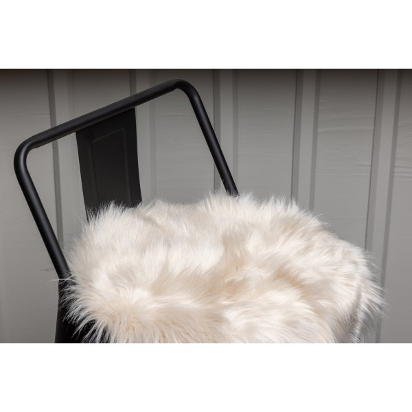 Katy Stuhlkissen 34 x 34 cm - Beigefarbenes Kunstfell Katy Stuhlkissen 34 x 34 cm - Beigefarbenes Kunstfell