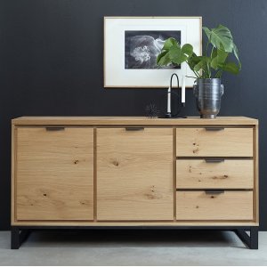 Zusammengebautes Livia-Sideboard aus Eichenholz Zusammengebautes Livia-Sideboard aus Eichenholz