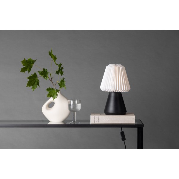 Fjällen Tischlampe - Schwarz/Weiß Fjällen Tischlampe - Schwarz/Weiß