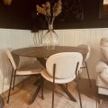 Kundenbild Hogrän Essgruppe Ø120 cm Tisch aus dunklem Holz + 4 getuftete beige Stühle