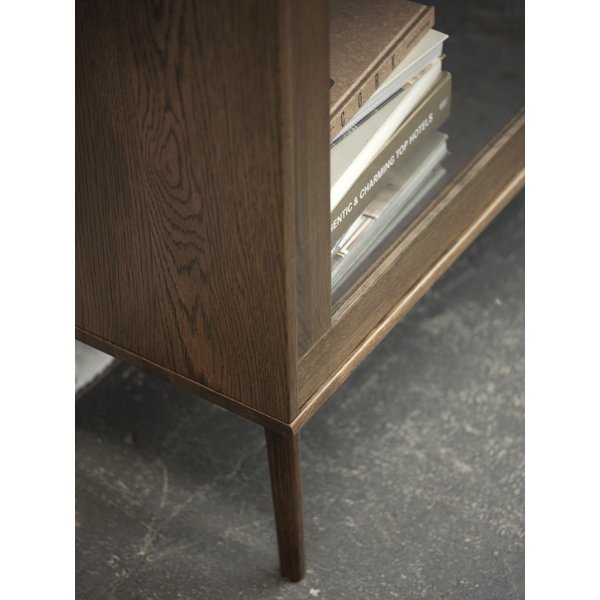 Yuma-Vitrine aus gerucherter Eiche mit Rattandetails