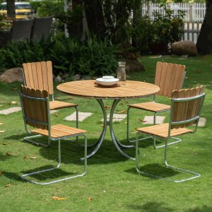 Möllan Gartengruppe in Teak: 4 Stühle mit Esstisch Ø110 cm Möllan Gartengruppe in Teak: 4 Stühle mit Esstisch Ø110 cm