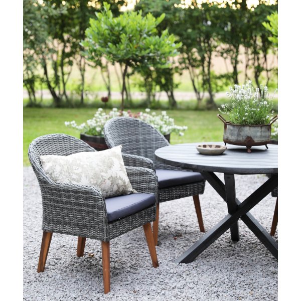 Esstischgruppe Mercury: Runder Scottsdale-Tisch in Shabby-Chic-Grau inklusive 4 Valetta-Sesseln in grauem Kunstrattan