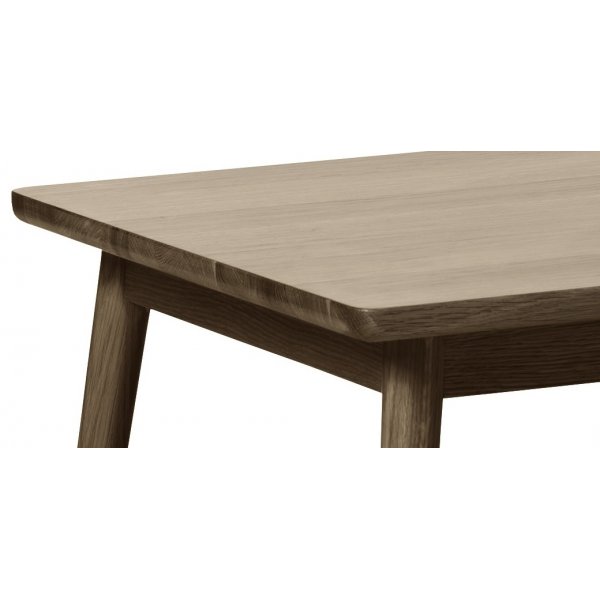 Yuma Couchtisch aus gerucherter Eiche mit Ablage aus Rattan