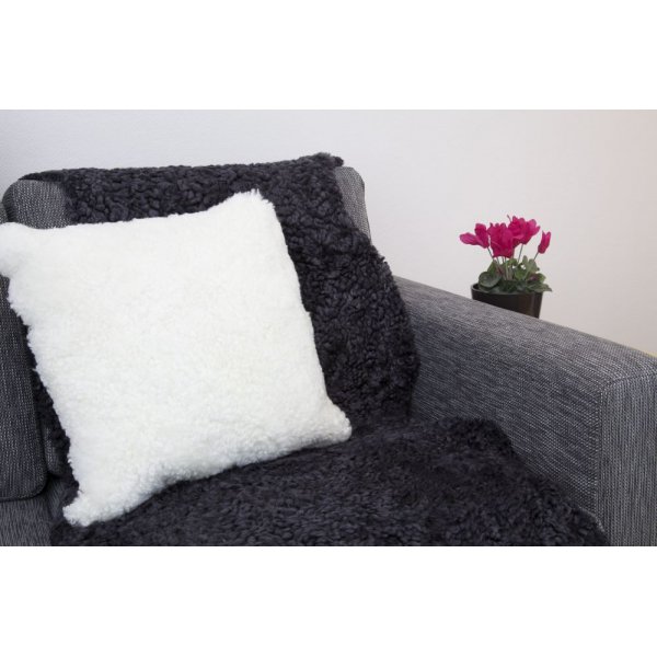 Lockiger Kissenbezug aus Schaffell in Wei