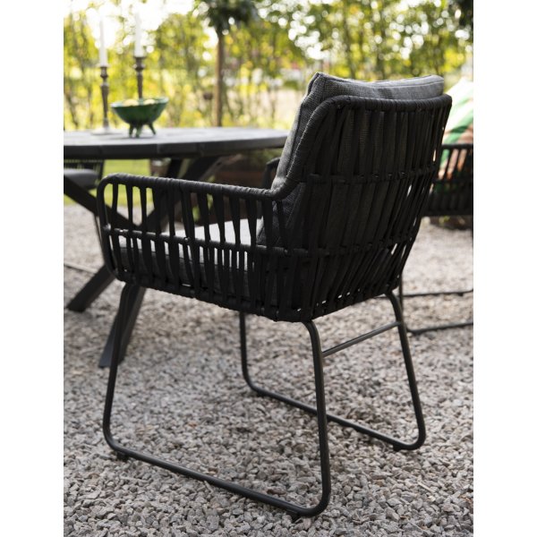 Outdoor-Stuhl mit Seil und grauen Kissen Outdoor-Stuhl mit Seil und grauen Kissen