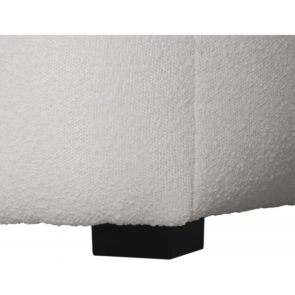 Fuhocker im klobigen Design